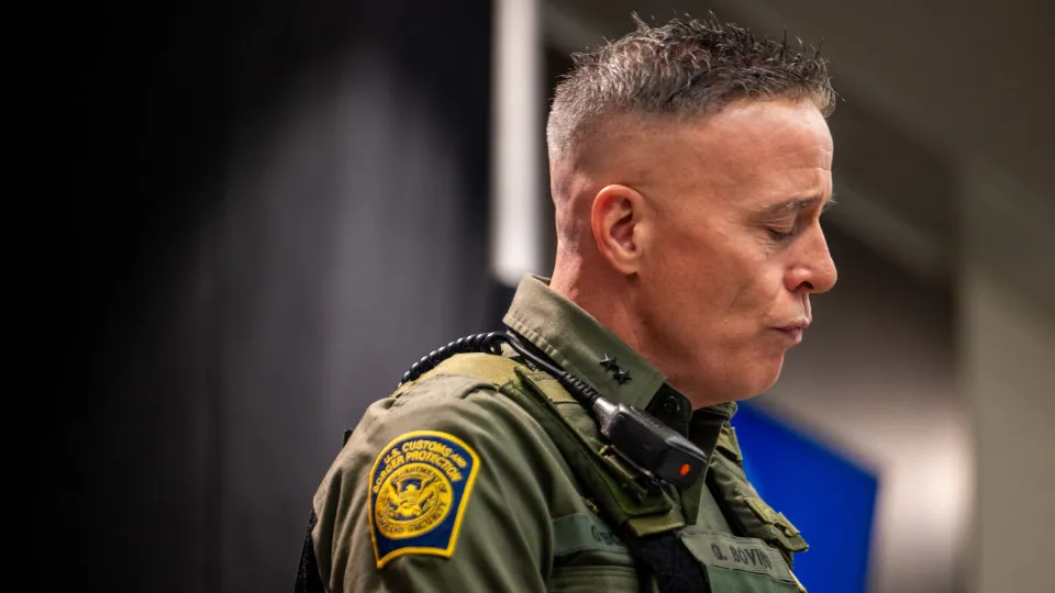 Chefe anti-imigração de Trump deixa Minneapolis após morte enfermeiro