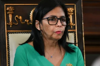 Chega de ordens dos EUA, diz líder interina da Venezuela
