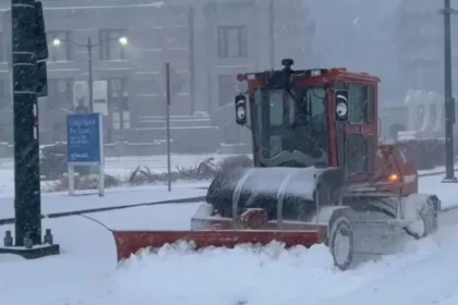 Onda de frio deixa mortos e causa cancelamento recorde de voos nos EUA