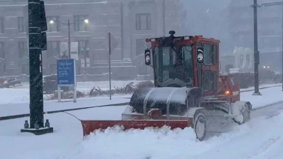 Onda de frio deixa mortos e causa cancelamento recorde de voos nos EUA
