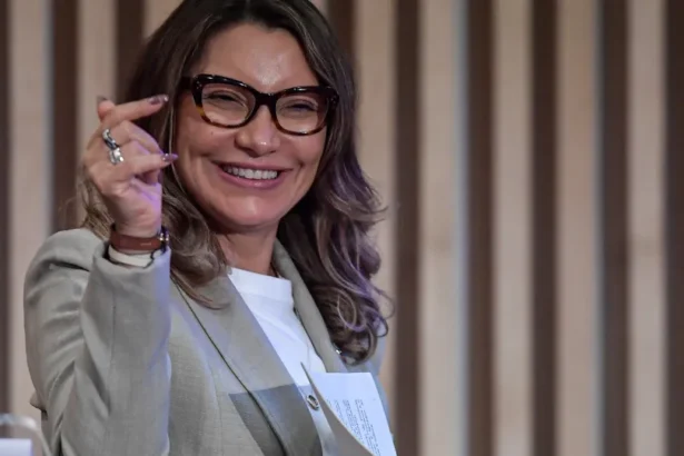 Janja diz que desistiu de desfilar para evitar perseguição a Lula e escola de samba