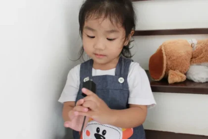 Bebê de 1 ano cai da cama e fica com carregador cravado na testa em MG