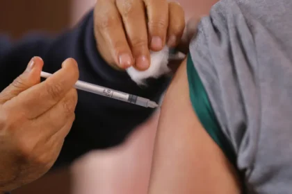 Vacina contra a dengue começa a ser aplicada neste fim de semana em 3 municípios