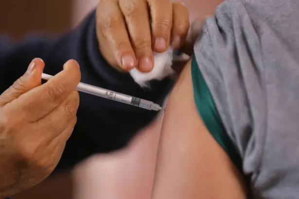 Vacina contra a dengue começa a ser aplicada neste fim de semana em 3 municípios