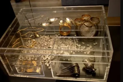 Homem encontra tesouro romano antigo de R$ 34 milhões no quintal de casa