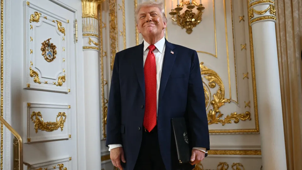 Trump não vai ao Super Bowl e critica Bad Bunny e Green Day: