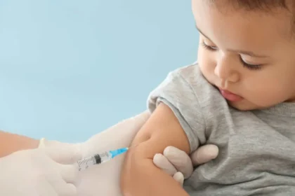 Brasil atinge meta de apenas duas vacinas para bebês em 2025