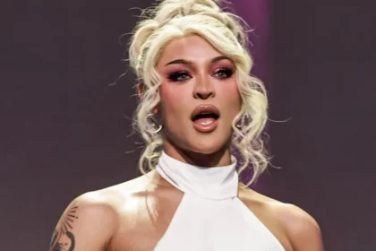 Foliões encaram chuva e sol para ver Pabllo e grupo de K-pop Nmixx