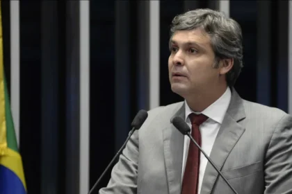 Líder do PT pede à PF investigação contra Nikolas e irmãos Bolsonaro por incitação golpista