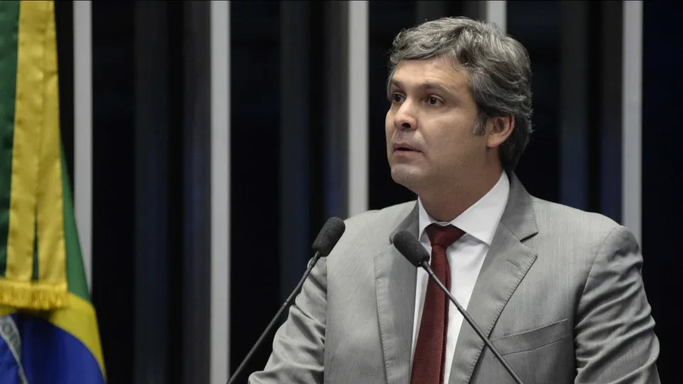 Líder do PT pede à PF investigação contra Nikolas e irmãos Bolsonaro por incitação golpista