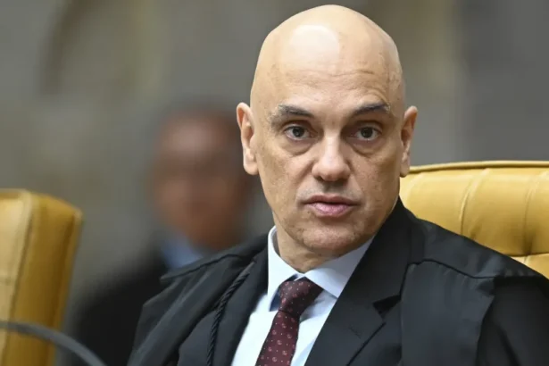 Moraes pede esclarecimentos à PF após Bolsonaro reclamar de barulho do ar-condicionado