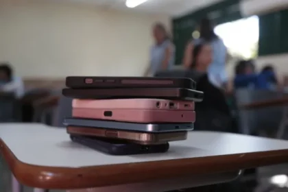 MEC fará pesquisa sobre impacto da restrição de celular nas escolas