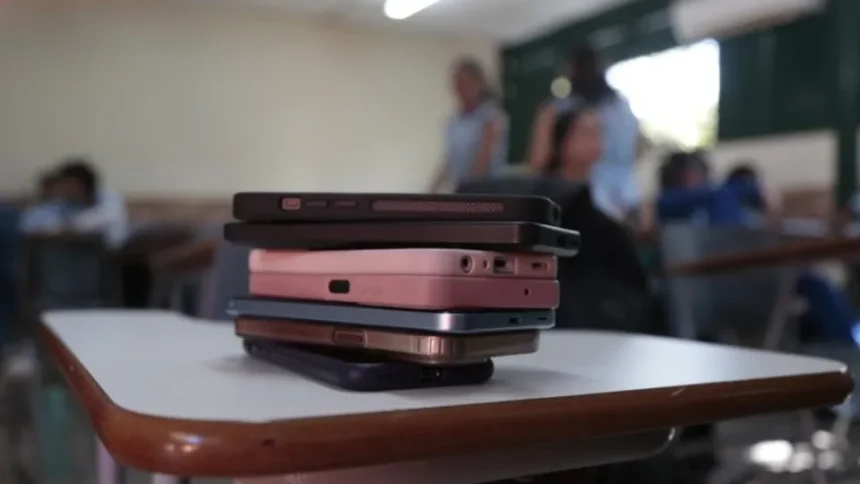 MEC fará pesquisa sobre impacto da restrição de celular nas escolas
