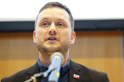 Groenlândia admite maior presença militar e quer