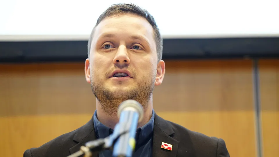 Groenlândia admite maior presença militar e quer