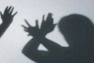 Mulher escraviza vítima por 25 anos e é condenada no Reino Unido