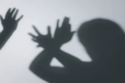 Mulher escraviza vítima por 25 anos e é condenada no Reino Unido