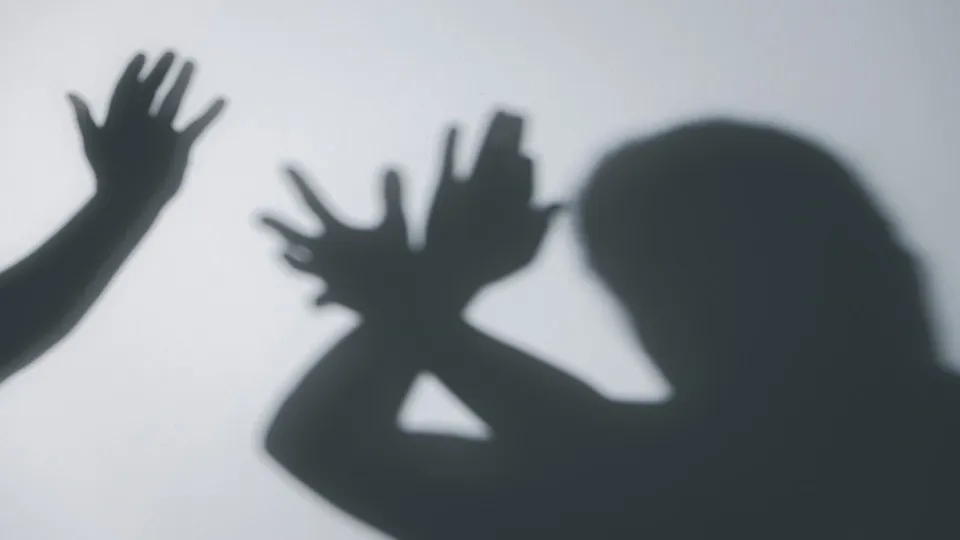 Mulher escraviza vítima por 25 anos e é condenada no Reino Unido