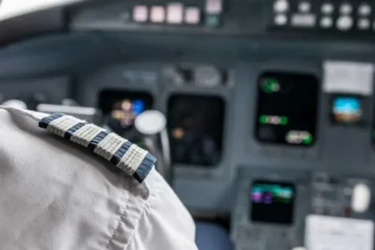 Ex-comissário finge ser piloto e faz centenas de voos grátis nos EUA