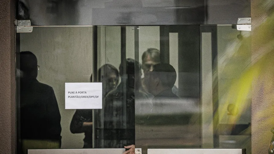 Defesa pede que Bolsonaro permaneça em prisão domiciliar