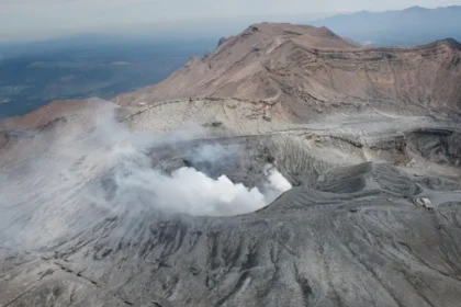 Helicóptero turístico desaparece perto de vulcão ativo no Japão