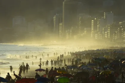 Rio registra calor recorde de 41°C com praias cheias e moradores sem ônibus