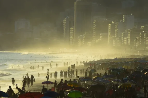 Rio registra calor recorde de 41°C com praias cheias e moradores sem ônibus
