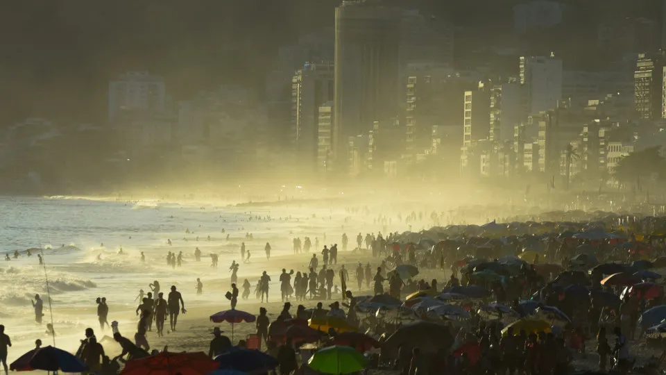 Rio registra calor recorde de 41°C com praias cheias e moradores sem ônibus