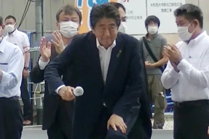 Assassino de ex-premiê é condenado à prisão perpétua no Japão