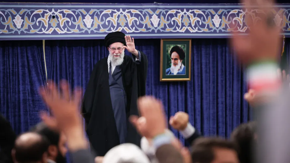 Khamenei diz que Trump não destruirá a República Islâmica