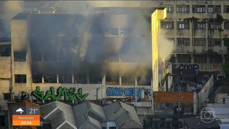 Incêndio em prédio na Vila Prudente deixa dois mortos, entre eles, um bebê