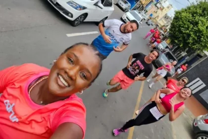 Mulher corre cinco quilômetros todas as semanas para ir à quimioterapia