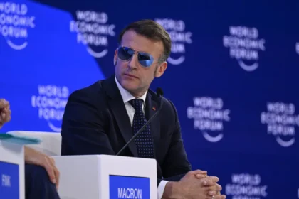 Macron critica EUA em Davos e diz que Europa prefere respeito a lidar com valentões