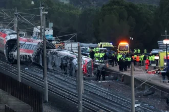 Veja as imagens do trágico acidente entre dois trens na Espanha