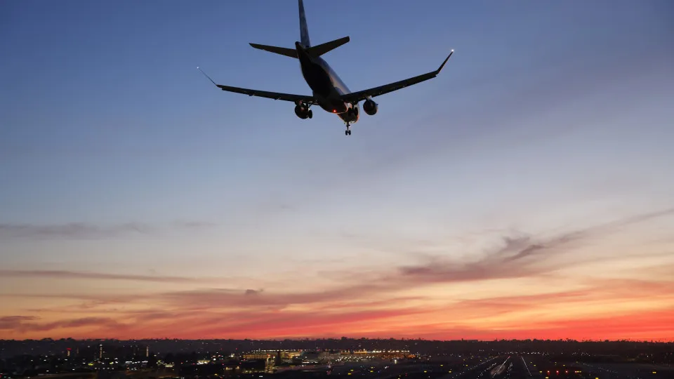 Ataque dos EUA à Venezuela obriga companhias aéreas a suspender voos do Brasil e ajustar rotas