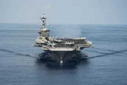 EUA mobilizam dois porta-aviões para manter pressão sobre o Irã