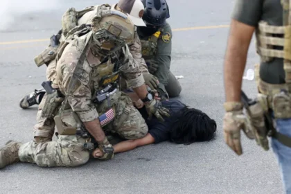 Casal acusa ICE de jogar gás lacrimogênio em carro com seus 6 filhos