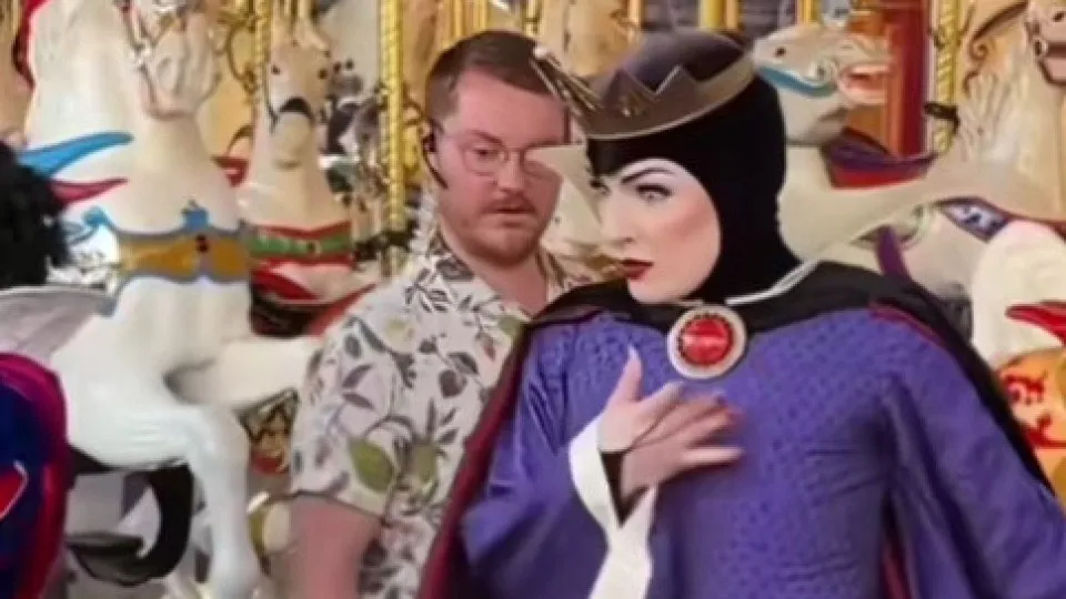 Rainha Má da Disney viraliza por sua atuação e acaba... demitida