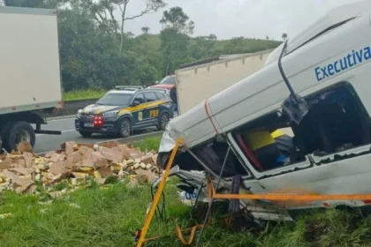 Seis morrem e 16 ficam feridos após carreta atingir van na BR-116 no Paraná