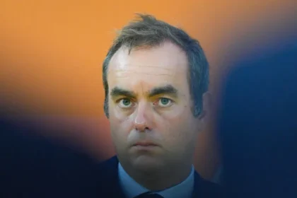 Premiê da França sobrevive a 2 votações no Parlamento que visavam derrubá-lo