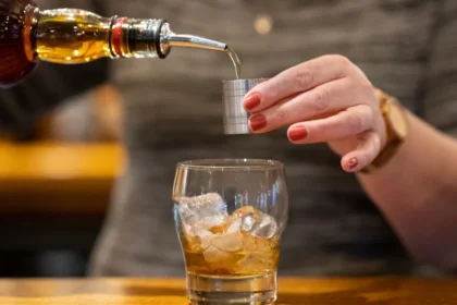 Homem morre na Bahia após ser internado com intoxicação por bebida com metanol