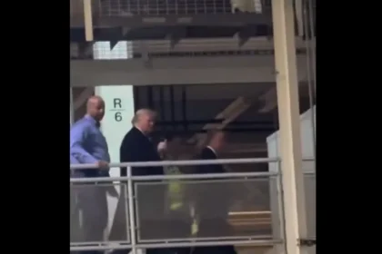 Trump insulta operário que o chamou