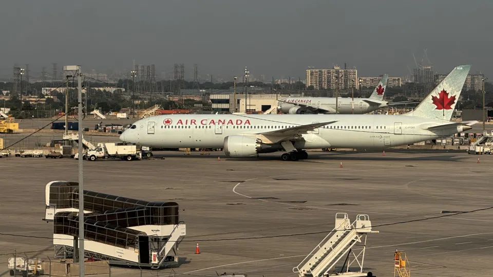 Homem fica preso no porão de avião e passageiros ouvem gritos