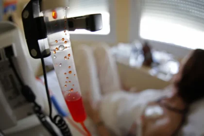 Após quatro anos de quimioterapia, mulher descobre que nunca teve câncer