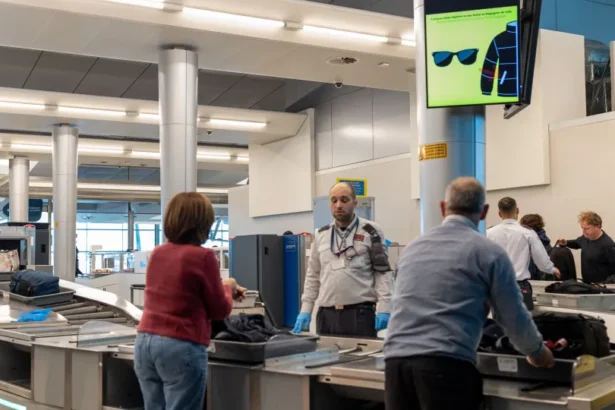 Idoso tenta pegar voo com a mulher morta em cadeira de rodas