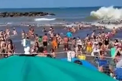 Onda gigante mata um e deixa 35 feridos em praia da Argentina; veja