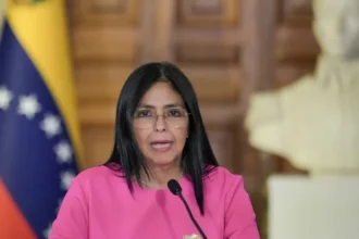 Venezuela e EUA retomam contato diplomático limitado e avaliam reabertura de embaixadas