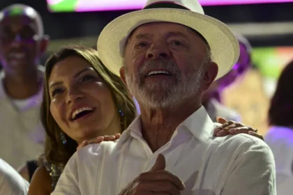 Janja expulsa filha de Lula de sala reservada na Sapucaí, diz colunista