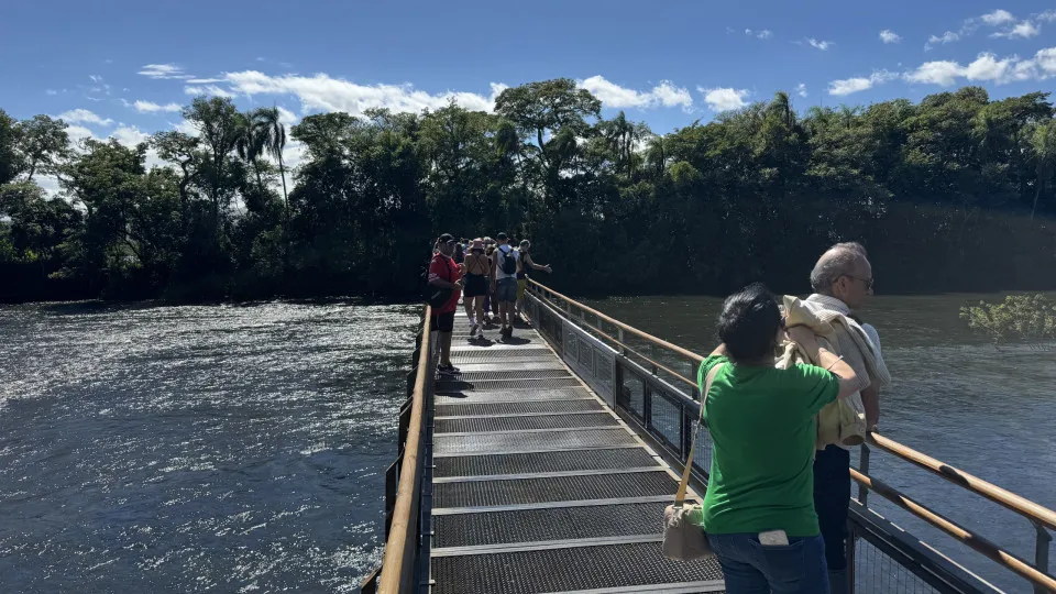 Homem ergue bebê sobre abismo nas Cataratas do Iguaçu e revolta web
