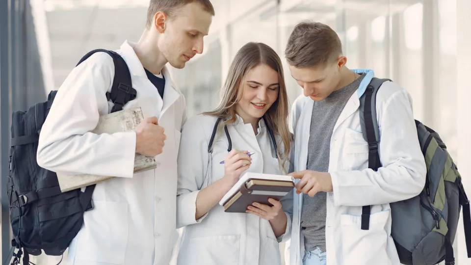 Alunos de cursos de medicina privados vão pior que os da rede pública em 94% das questões do Enamed